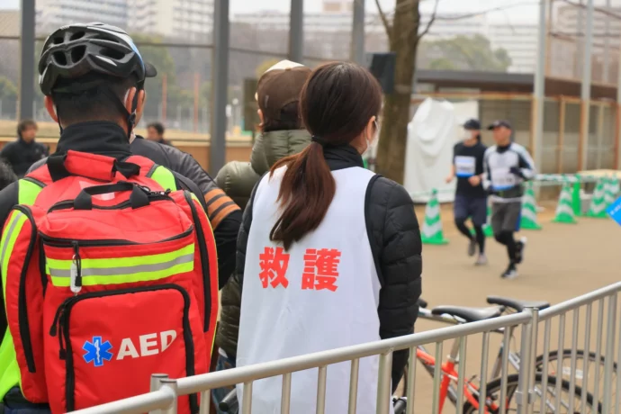 スポーツ大会でいざというときに備えるメディカルトレーナー