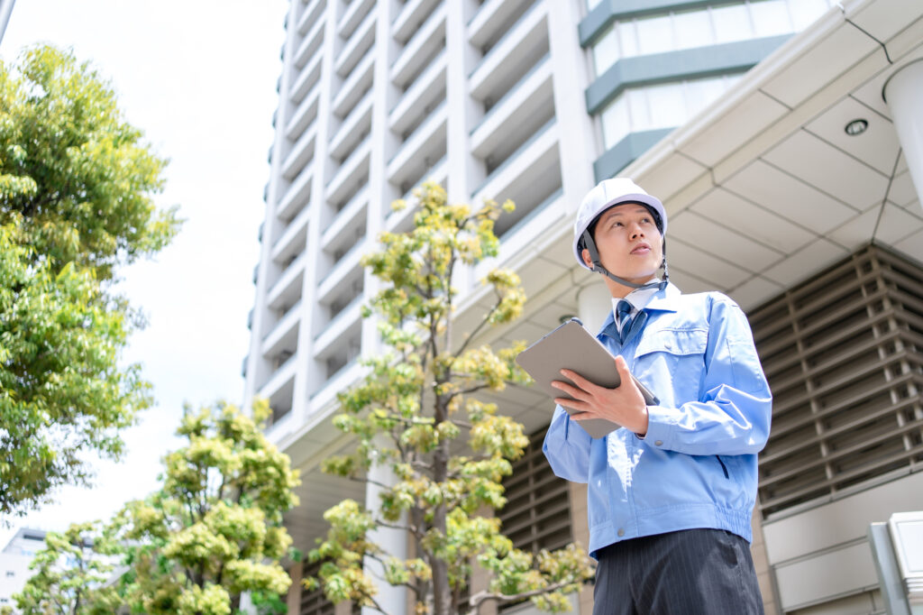 マンション設備をチェックする管理人