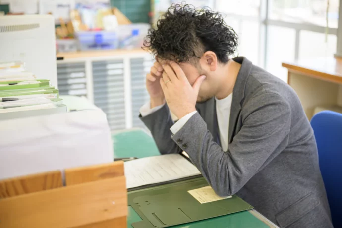 よりよい授業をするためにどうすればいいか考える高校教師