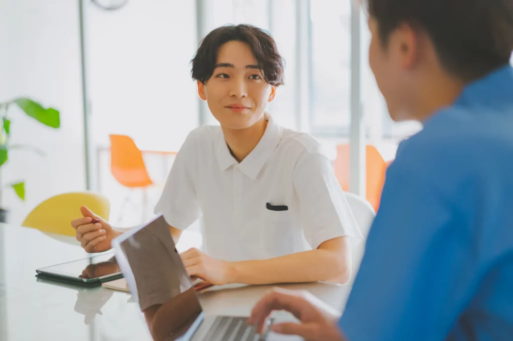 精神保健福祉士として病院で働く男性