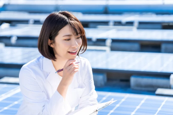 太陽光発電の研究をする理系の女性